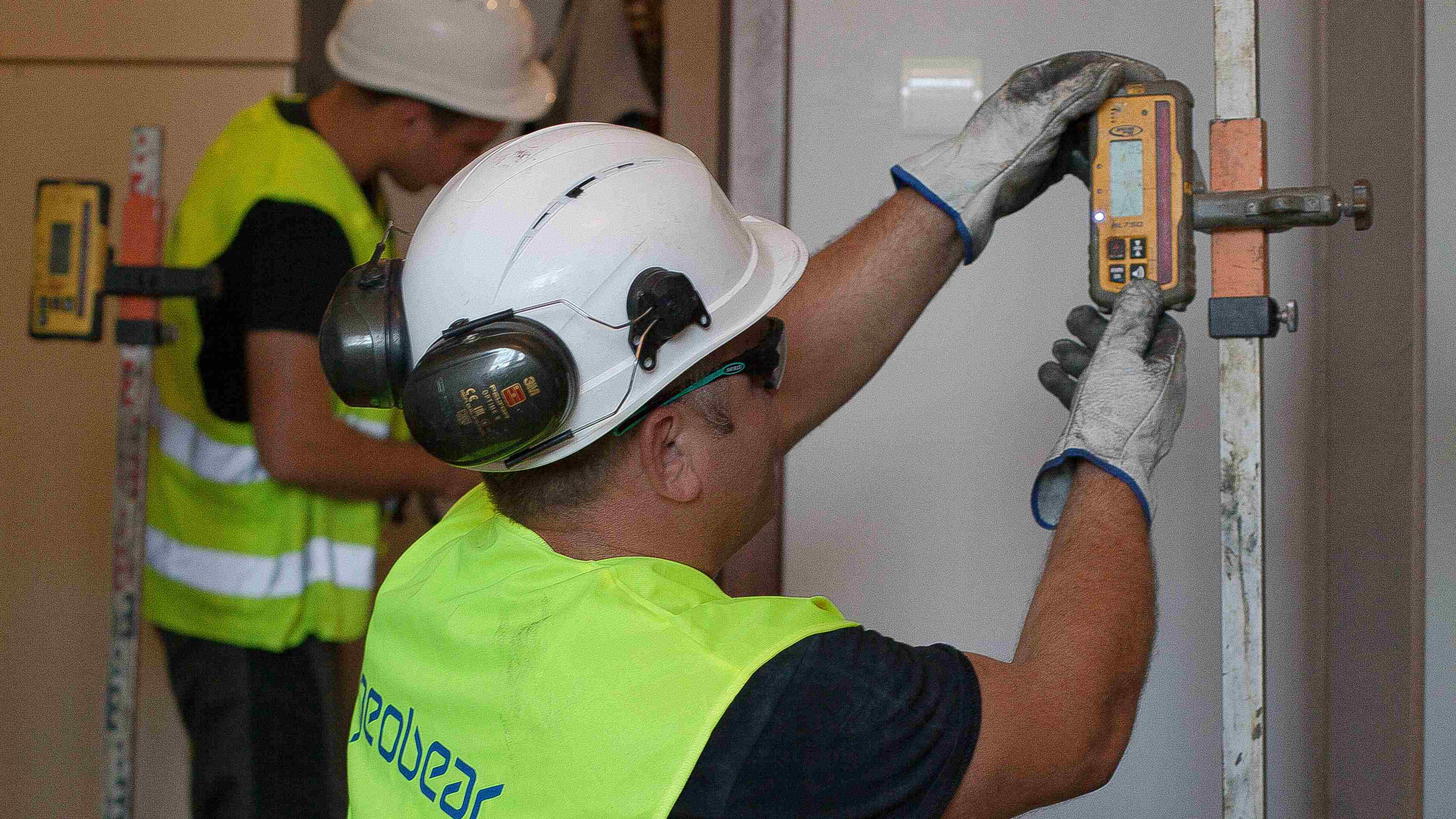 Technik Geobear monitoruje iniekcje za pomocą laseru